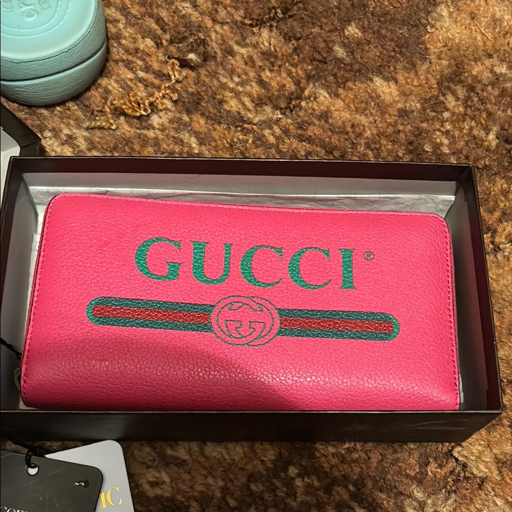 Gucci Pink Wallet Luxurious Leather Accessory